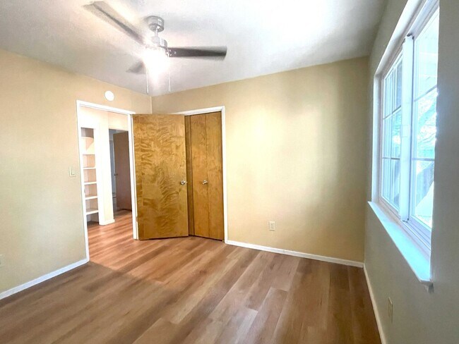 Building Photo - 3/2 plus a large bonus room-Home on golf c...