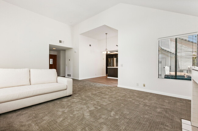Building Photo - 518 Via De La Valle