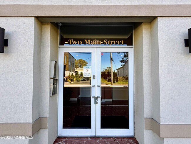 Building Photo - 2 Main St