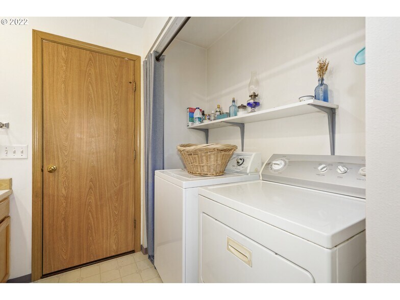 Laundry hook-up - 909 Madrona Ave