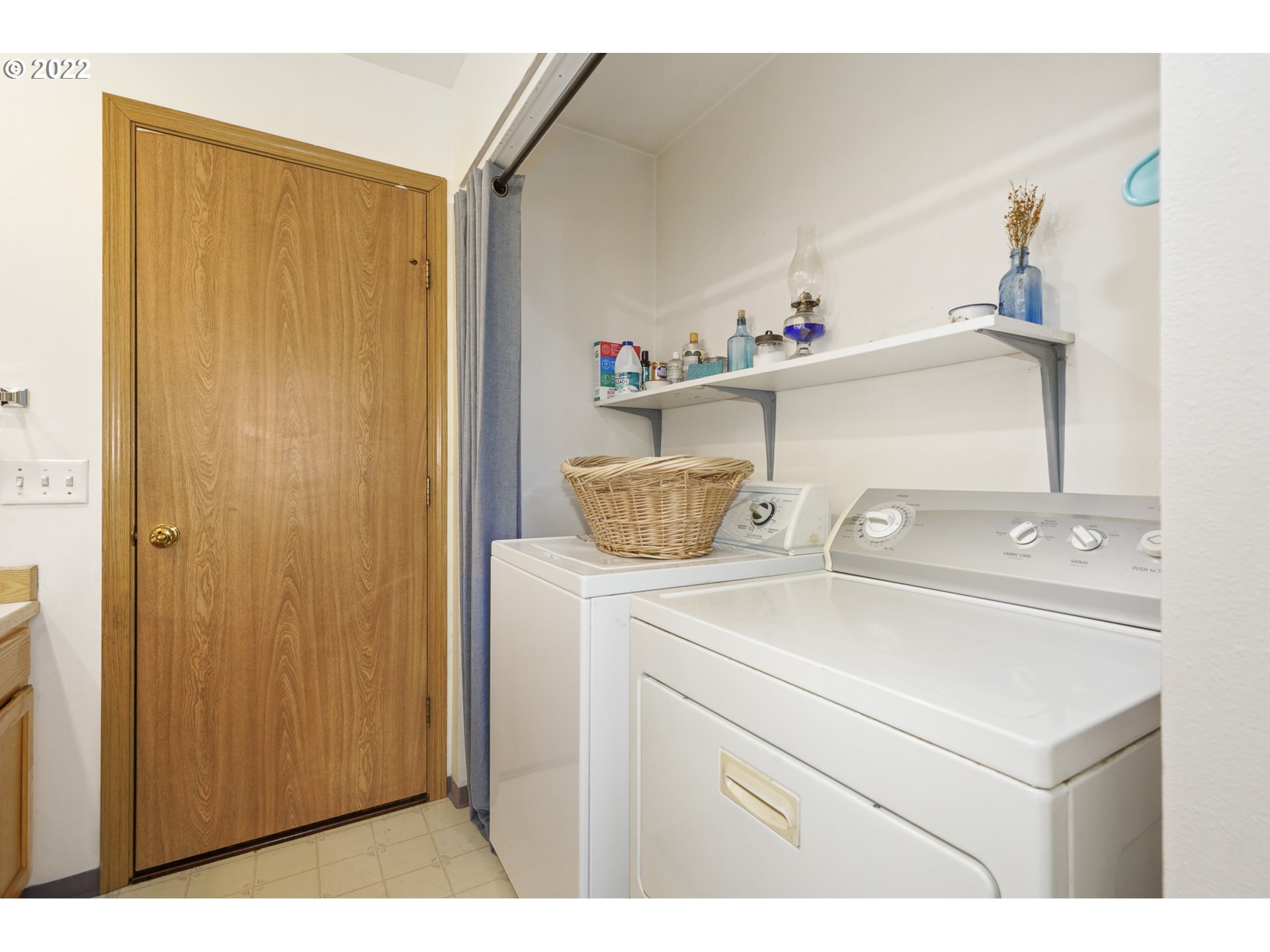 Laundry hook-up - 909 Madrona Ave