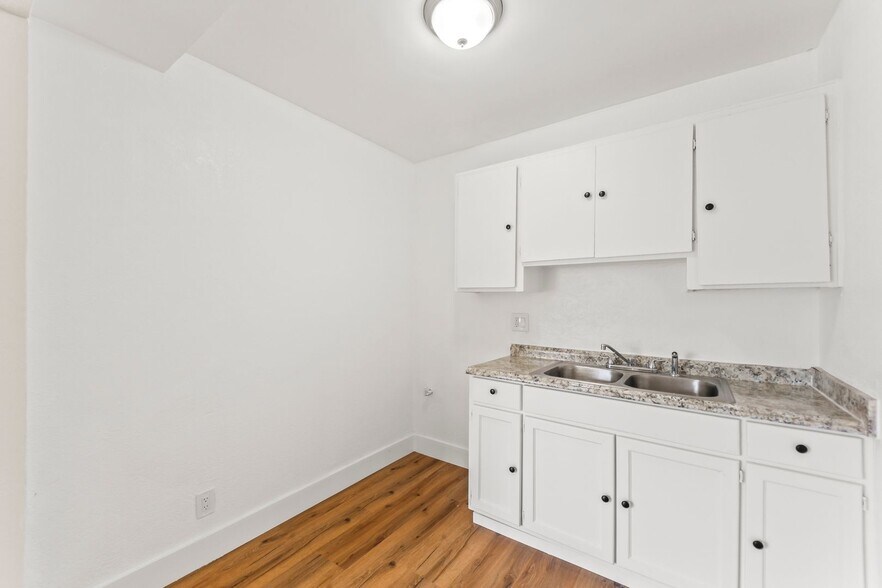 Building Photo - 1254 W 110th St
