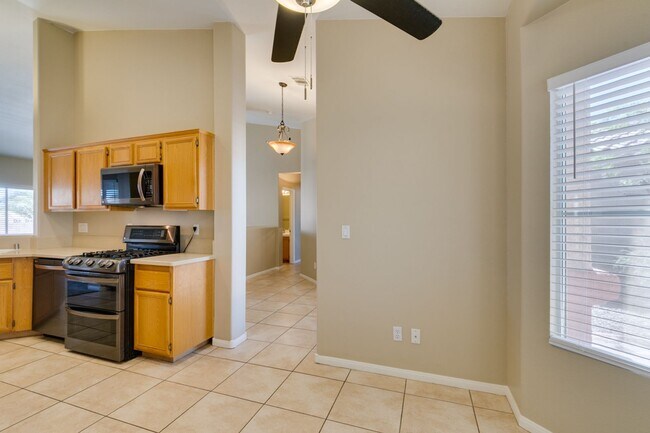 Building Photo - Charming Single-Story Home with Spa & Covered Patio Near Spencer & Wigwam in Las Vegas