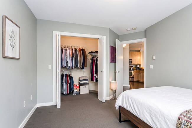 Building Photo - East Queen Anne Seattle 2 Bedroom Apartment for Rent | Lake Union Views, Rooftop Deck, In-Unit La...