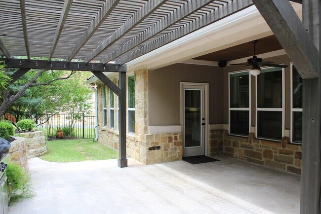 Building Photo - 9308 Villa Norte Dr