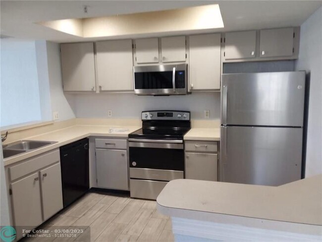Building Photo - 751 SW 148th Ave