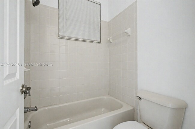 Building Photo - 975 NE 42nd Ave