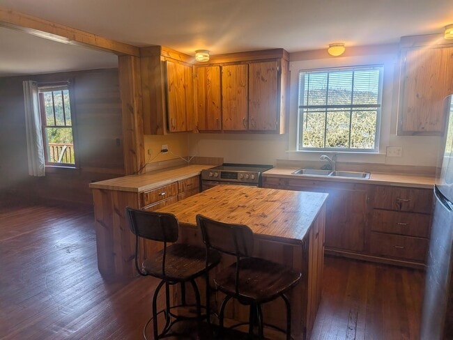 Building Photo - 1030 Fairmount Rd