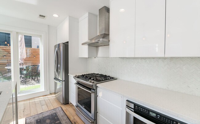 Building Photo - Three Bed Olde Kensington Home