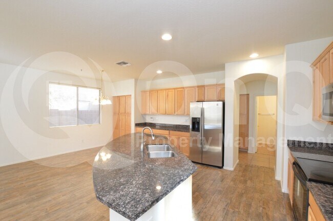 Building Photo - 3105 E Vallejo Dr