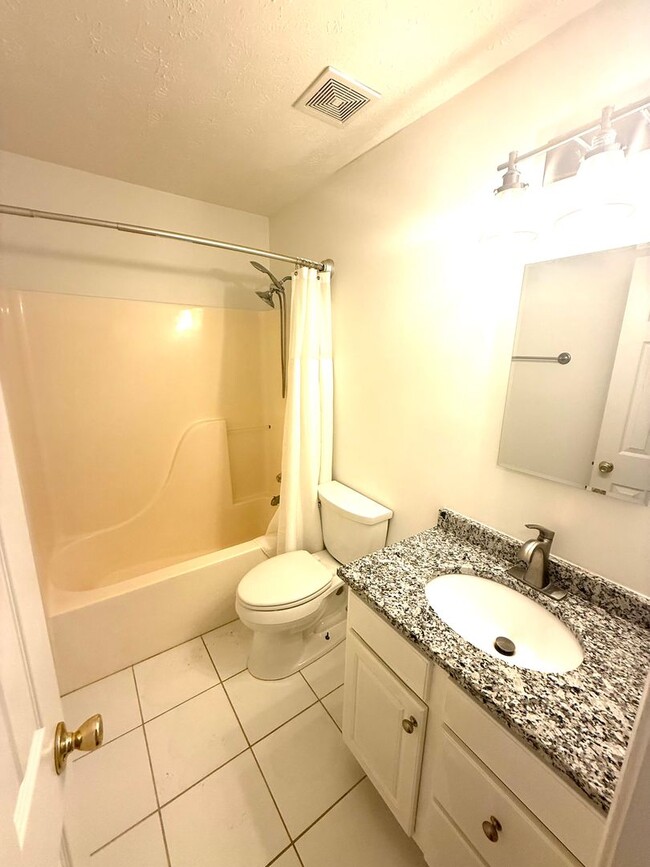 Building Photo - ** 3 Bed 2 Bath Located across from AUM **...
