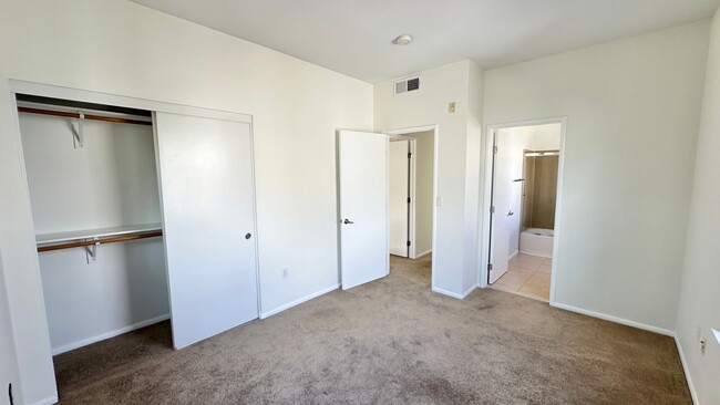 Building Photo - Contemporary 2-Bedroom Condo at the Heart ...