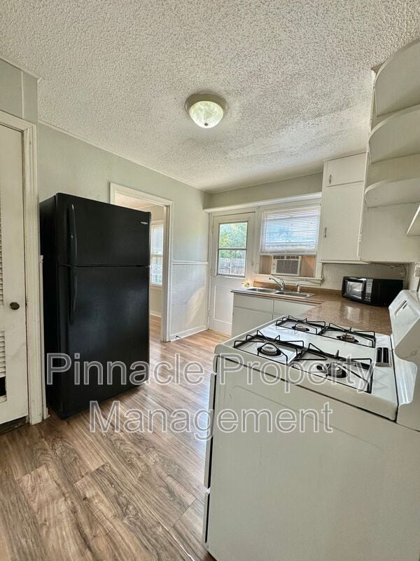 Building Photo - 310 S Van Buren St