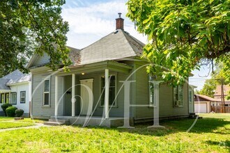 Building Photo - Great 2 Bedroom with Classic Finishes