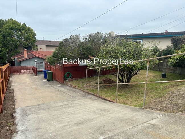 Building Photo - Wonderful two-bedroom unit in Monterey