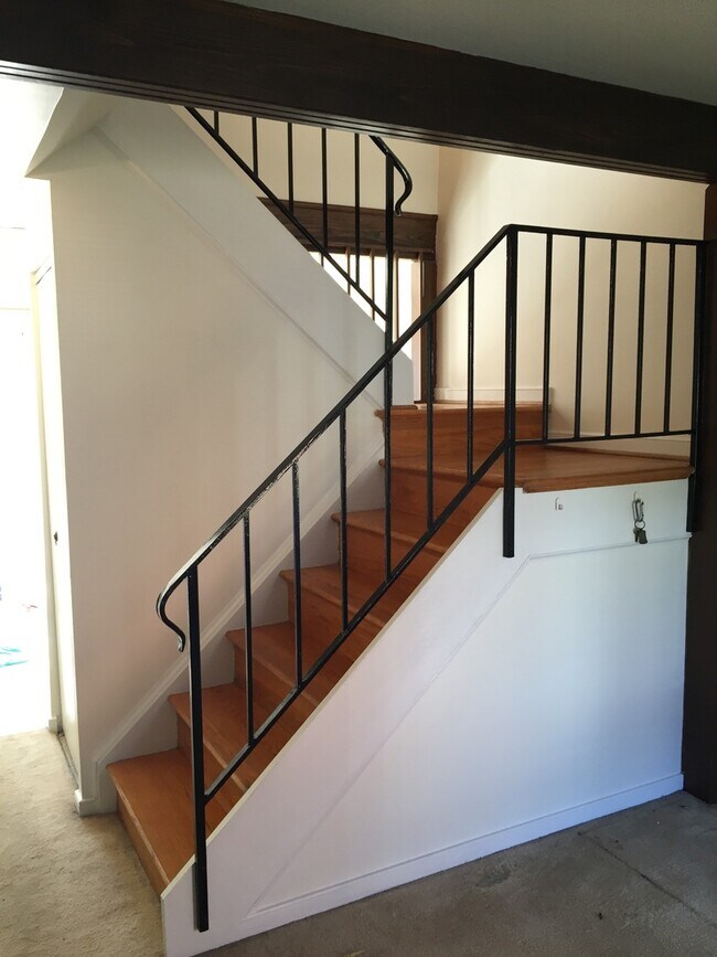 Building Photo - Spacious 2bd/1.5bth Condo Located in Laurel Square!!