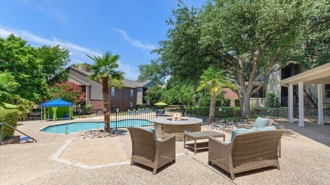 Building Photo - 2301 Pebble Vale Dr