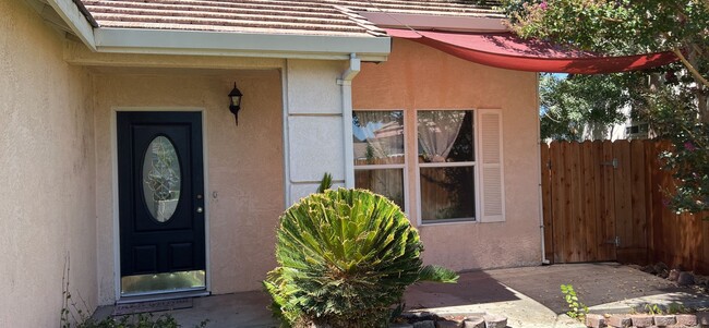 Building Photo - Salida: $2,300  3 bedroom 2 bath with a ga...