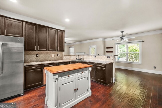 Building Photo - 882 Nestling Dr