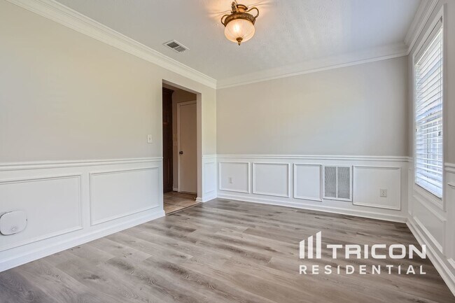 Building Photo - 713 Forestglen Dr