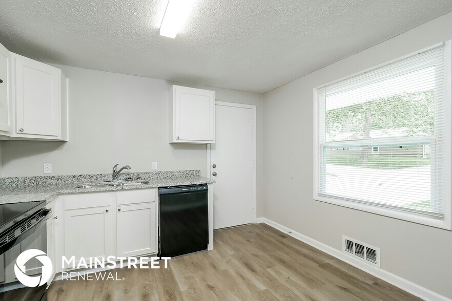 Building Photo - 8918 Hemlock Dr