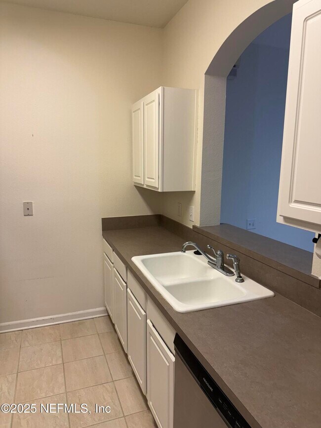 Building Photo - 10550 Baymeadows Rd