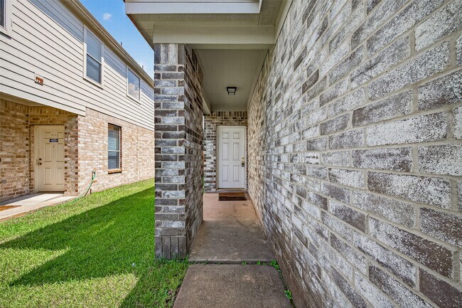 Building Photo - 15430 Elm Leaf Pl