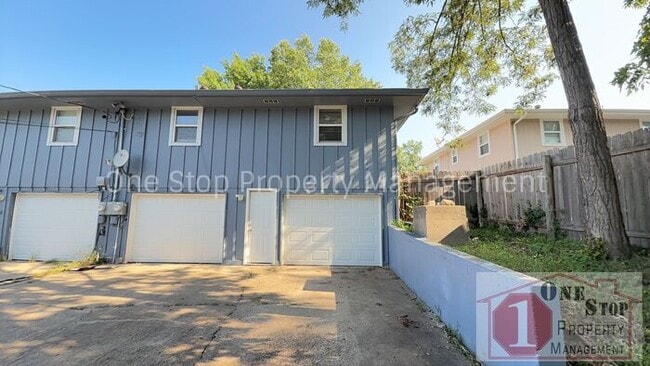 Building Photo - 2 Bedroom and 2 Bathroom duplex in Blue Sp...