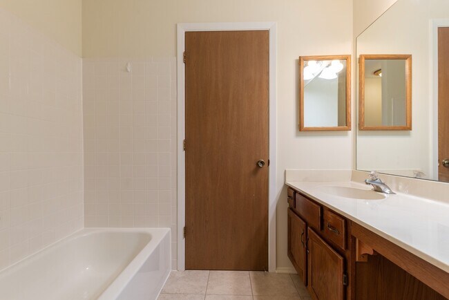 Building Photo - 260 E Fabish Dr