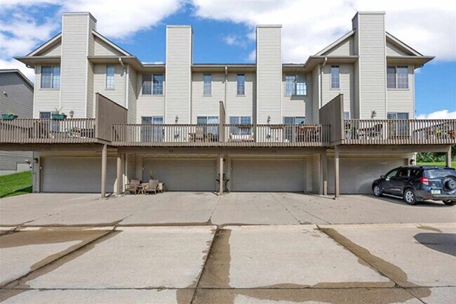 Building Photo - 2 Bedroom, 2-1/2 Bath Townhouse on Iowa City East Side!!