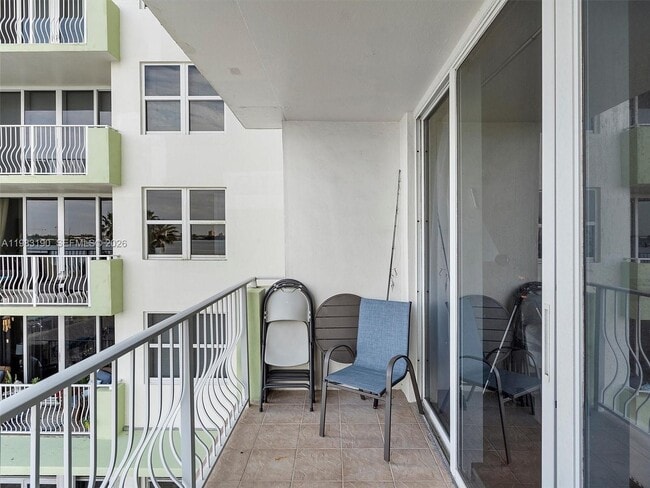 Building Photo - 10350 W Bay Harbor Dr