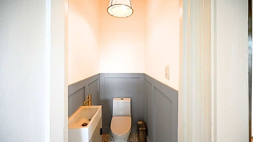 Building Photo - 2510 Nagle St