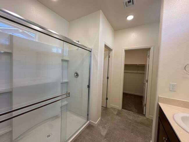 Building Photo - Beautiful Sun Valley Townhome!