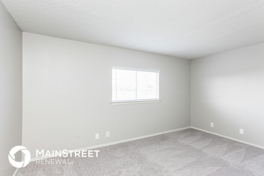 Building Photo - 6135 Lyndell Spring