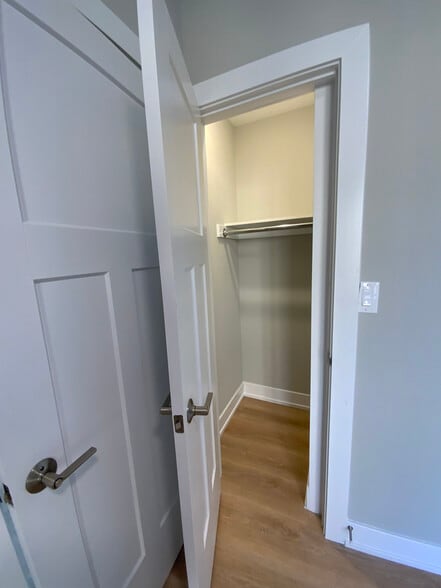 Building Photo - 440 W Belden Ave