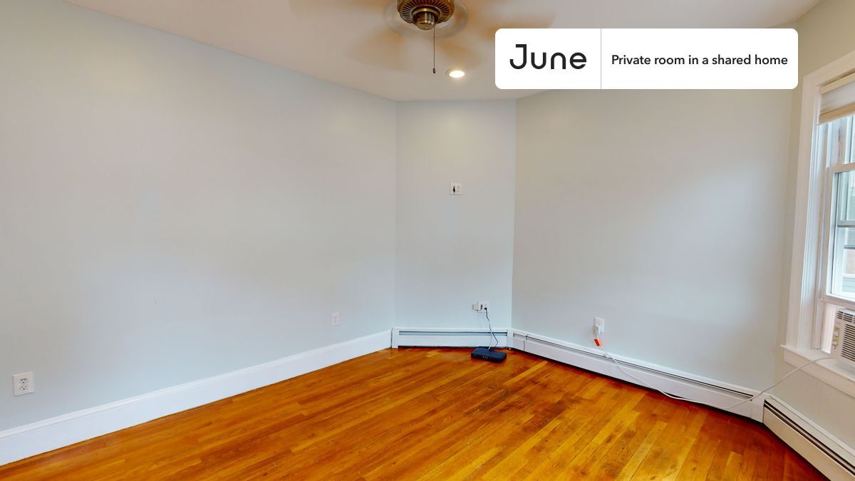 Building Photo - Private bedroom in 3 bed/1 bath Home