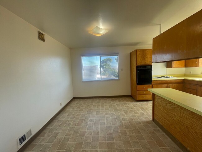 Building Photo - A 3 bedroom and 2 bathroom home in San Bruno!