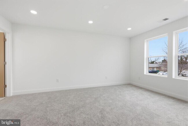 Building Photo - 31 Swan Ln