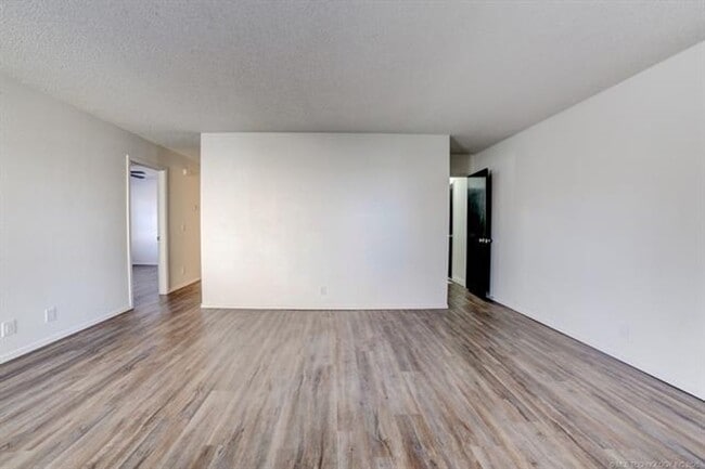 Building Photo - 3 Bed 2 Bath 2 Car Garage in Highly Desired Jenks Schools