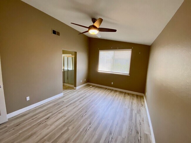 Building Photo - 4 bedroom close to freeway, parks and shopping