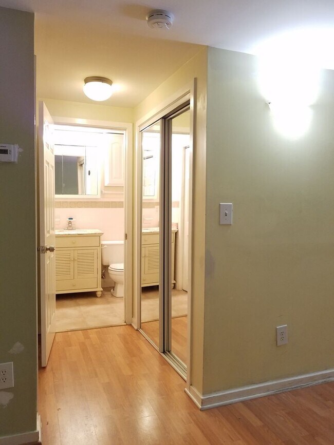Building Photo - Adorable  second level Studio Condo available mid September!