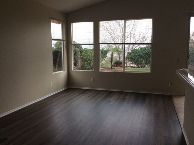 Building Photo - 3 Bedroom 2 bathroom Home in Corona