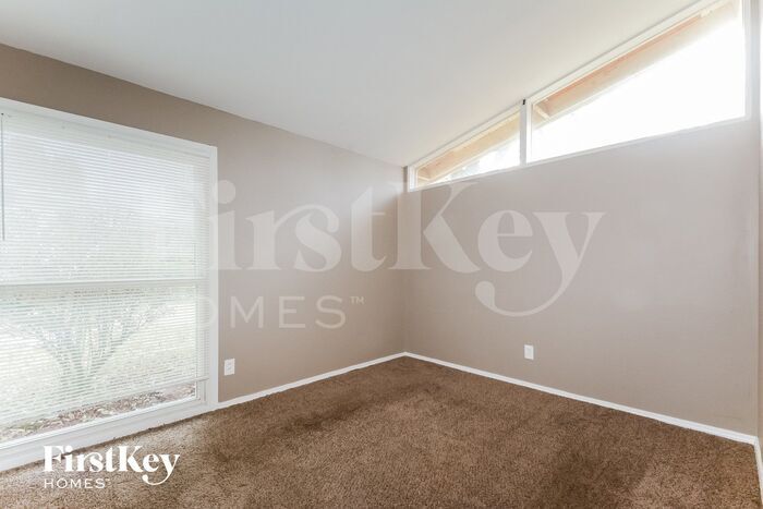 Building Photo - 2405 Brook Dr