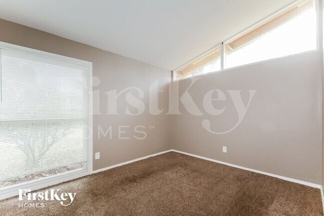 Building Photo - 2405 Brook Dr