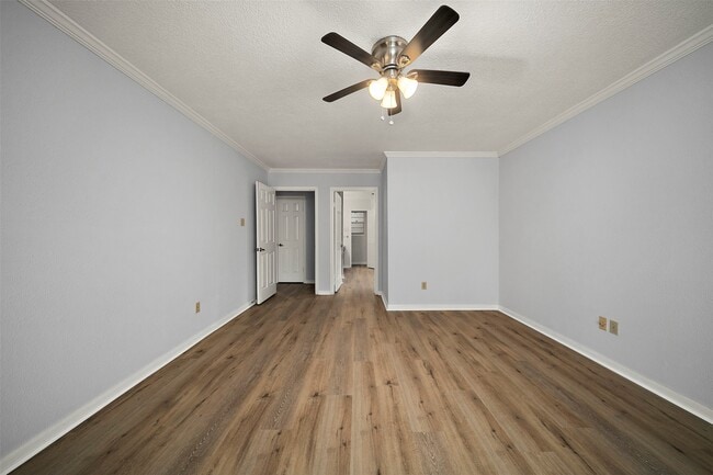 Building Photo - 4003 Greenbriar Dr