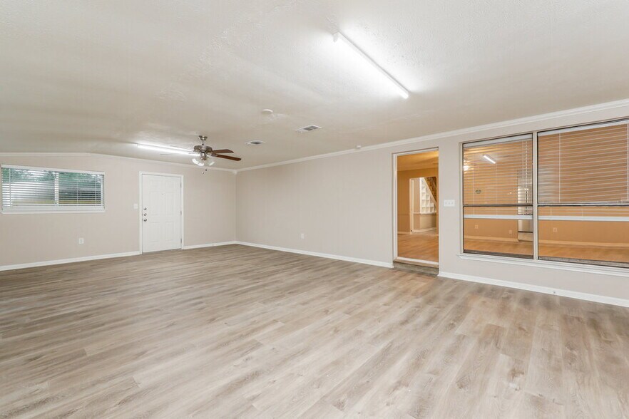 Building Photo - 4018 Oak Run Dr