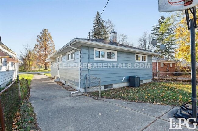 Building Photo - 3058 Nebraska Ave