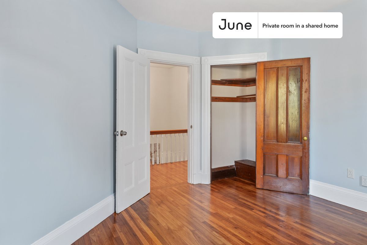 Building Photo - Room in Shared 6 bed/1.5 bath home