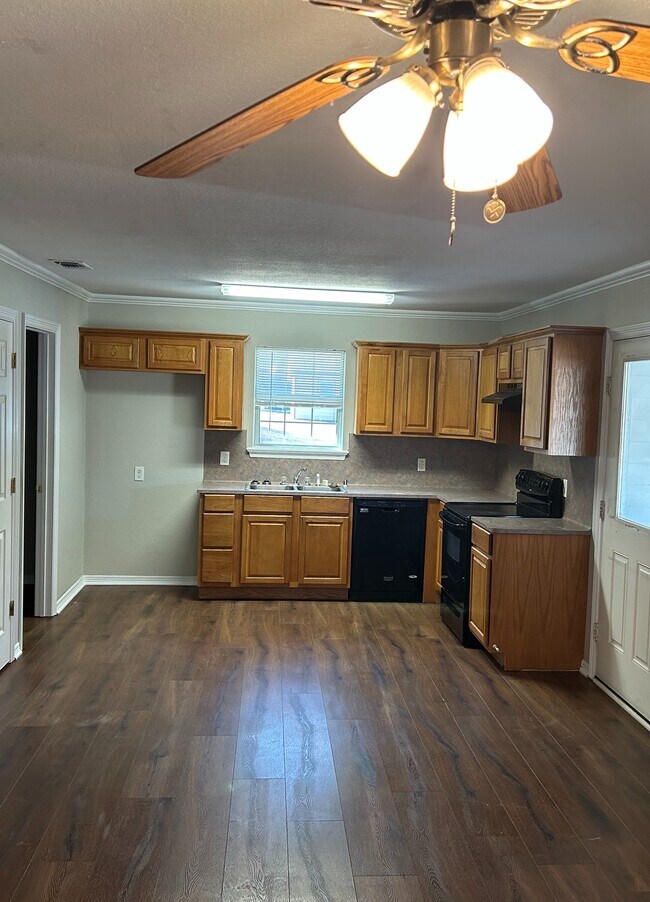 Building Photo - 1215-1217 Pine Hill Drive