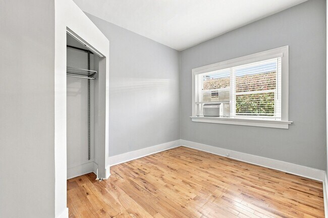 Building Photo - Charming 2-bedroom, 1-bath condo located in the heart of Denver